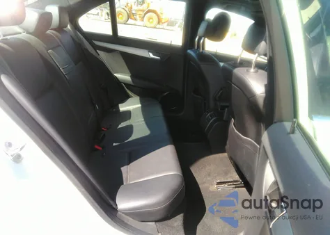 2009 Mercedes-Benz C 300 Luxury/Sport z USA, uszkodzony, nr VIN WDDGF54X59R082338